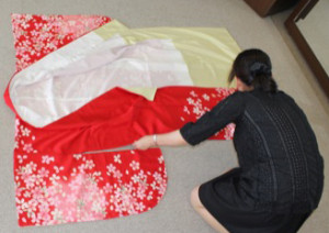 着物のたたみ方　３